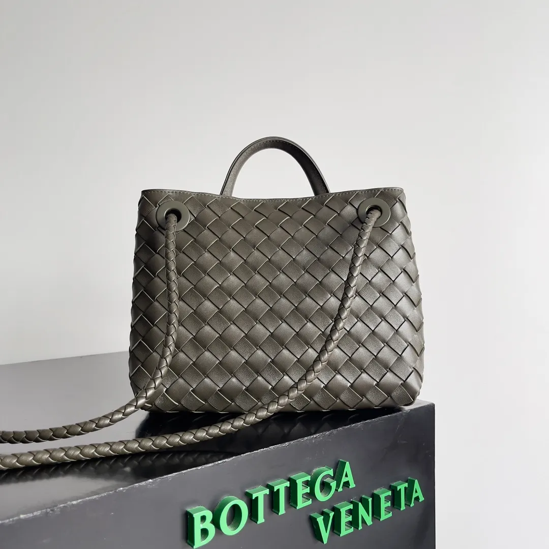 The 2023 new Andiamo batch of 1860 BV has been shipped‼ ️Really popular🔥The new Andiamo woven handbag launched by Bottega Veneta this season is really popular all over the world! ! Celebrities at home and abroad have worn it, and Oscar-winning actress Michelle Yeoh has taken it out on the street. Song Jia, Trai Yara, Yu Feihong, Sanji Ayaka, Rosie Hunting-Whiteley, Yoshioka Riho, etc. have all picked up this bag. It is classic and versatile, showing off its temperament, and the bag capacity is also large, which is very convenient for daily commuting! ! A variety of carrying methods, the shoulder straps can be adjusted by yourself, the original lambskin feels soft and delicate, and the neutral style is made to break gender boundaries and bring a more practical and longer-lasting use experience. Andiamo, which has both elegant and casual styles, perfectly interprets the true appearance of "fashionable old money style". Style number: 743568 Size: 25*22*10.5cm